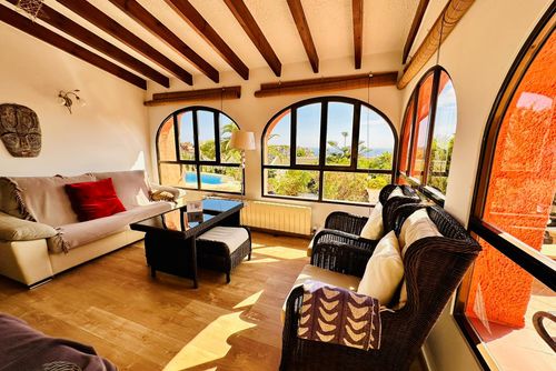Villa Ágave Classic en vrolijke villa in Benitachell, Costa Blanca, Spanje met privézwembad voor 4 personen. Het huis is gelegen in een kust- en woongebied, dicht bij restaurants en bars, supermarkten en een tennisbaan, en op 2 km van het strand....