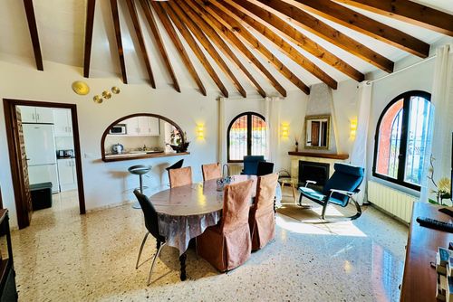 Villa Ágave Klassisk och glad villa med privat pool i Benitachell, Costa Blanca, Spanien för 4 personer. Huset ligger i ett kustnära och bostadsområde, nära restauranger och barer, stormarknader och en tennisbana, och är 2 km från stranden....