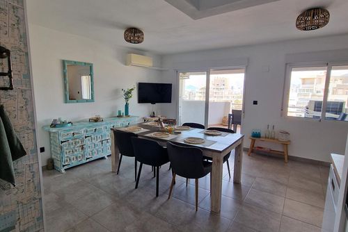 Esmeralda Penthouse ensoleillé avec piscine commune à Calpe, Costa Blanca, Espagne pour 6 personnes. La maison est située à proximité de restaurants et bars, commerces et supermarchés, et à 25 m de la plage....