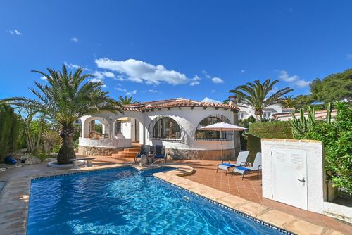 Mozart Klassieke en prachtige villa in Jávea, Costa Blanca, Spanje met privézwembad voor 4 personen. Het huis is gelegen in een residentiële strandomgeving....