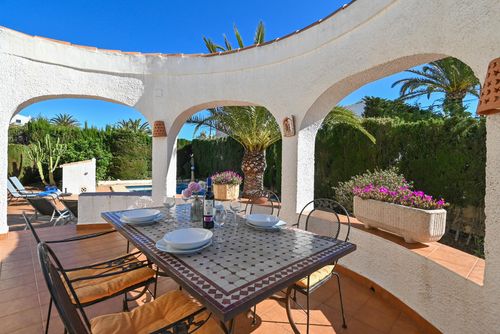 Mozart Klassische und charmante Villa in Jávea, Costa Blanca, Spanien mit privatem Pool für 4 Personen. Das Haus befindet sich in einem Wohngebiet am Strand....
