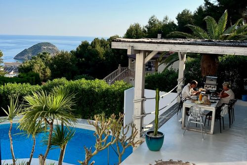 Villa Mi Lugar by Solidays Luxueuze villa in Javea, Costa Blanca, Spanje met verwarmd zwembad voor 8 personen. De villa is gelegen in een kust- en woongebied en ligt op 3 km van Ambolo Beach....