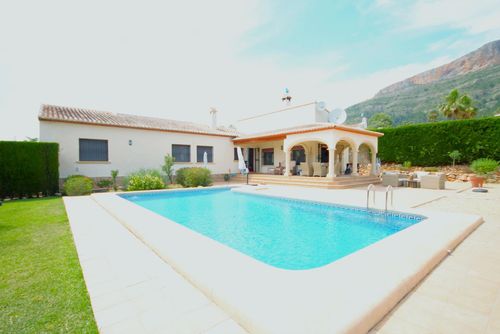 Fanila Charmante et confortable villa à Jávea, Costa Blanca, Espagne avec piscine privée pour 8 personnes. La maison est située dans un quartier côtier et résidentiel....