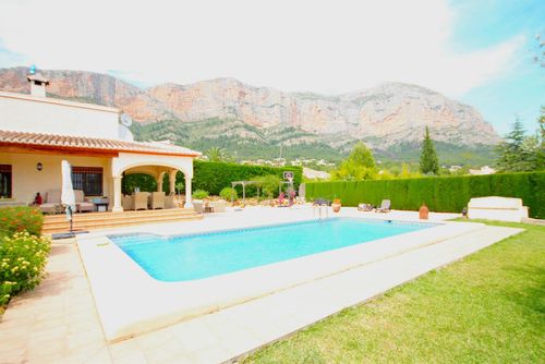 Fanila Encantadora y confortable villa en Jávea, Costa Blanca, España, con piscina privada para 8 personas. La casa está situada en una zona costera y residencial....