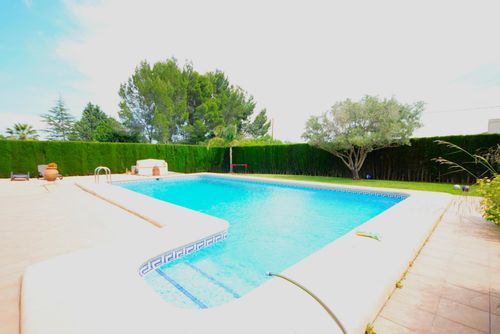 Fanila Deliziosa e confortevole villa a Jávea, Costa Blanca, Spagna con piscina privata per 8 persone. La casa è situata in una zona costiera e residenziale....