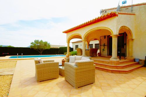 Fanila Wunderschöne und komfortable Villa in Jávea, Costa Blanca, Spanien mit privatem Pool für 8 Personen. Das Haus befindet sich in einer küstennahen und Wohngegend....