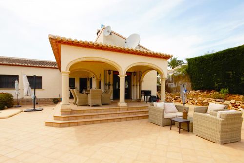 Fanila Charmante et confortable villa à Jávea, Costa Blanca, Espagne avec piscine privée pour 8 personnes. La maison est située dans un quartier côtier et résidentiel....