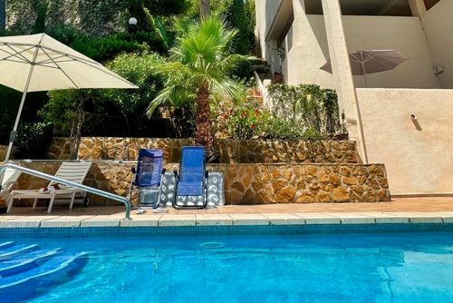 Casa Guillermo Hermoso y cómodo apartamento con piscina comunitaria en Altea, Costa Blanca, España, para 4 personas. El apartamento se encuentra en un resort de golf, cerca de restaurantes y bares y a 3 km de la playa Playa La Olla....