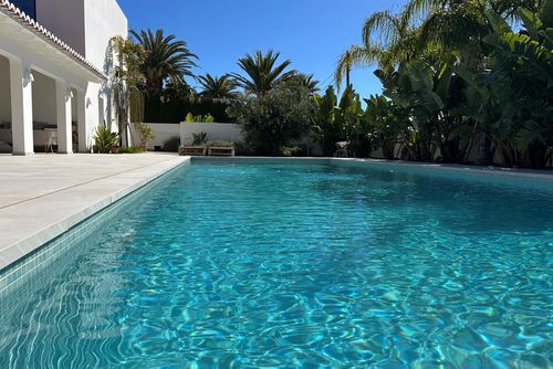 Villa BeniBoson Prachtige en comfortabele luxe villa in Benissa, Costa Blanca, Spanje, met privézwembad voor 8 personen. De villa is gelegen in een kust-, heuvelachtig en residentieel gebied, dicht bij restaurants en bars, winkels en supermarkten, en op 2 km van het strand....
