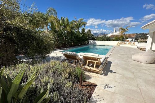 Villa BeniBoson Schöne und komfortable Luxusvilla in Benissa, Costa Blanca, Spanien, mit privatem Pool für 8 Personen. Die Villa befindet sich in einer Küstenregion, hügeligen und Wohngegend, in der Nähe von Restaurants, Bars, Geschäften und Supermärkten, und 2 km vom Strand entfernt....