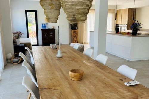 Villa BeniBoson Hermosa y cómoda villa de lujo en Benissa, Costa Blanca, España, con piscina privada para 8 personas. La villa está situada en una zona costera, montañosa y residencial, cerca de restaurantes y bares, tiendas y supermercados, y a 2 km de la playa....