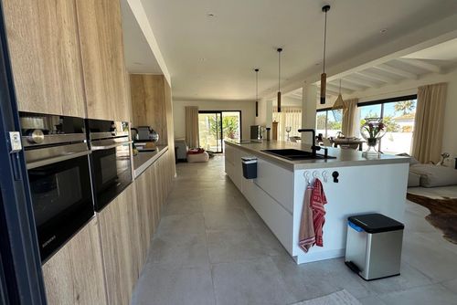 Villa BeniBoson Schöne und komfortable Luxusvilla in Benissa, Costa Blanca, Spanien, mit privatem Pool für 8 Personen. Die Villa befindet sich in einer Küstenregion, hügeligen und Wohngegend, in der Nähe von Restaurants, Bars, Geschäften und Supermärkten, und 2 km vom Strand entfernt....