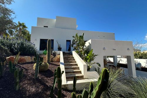 Villa BeniBoson Prachtige en comfortabele luxe villa in Benissa, Costa Blanca, Spanje, met privézwembad voor 8 personen. De villa is gelegen in een kust-, heuvelachtig en residentieel gebied, dicht bij restaurants en bars, winkels en supermarkten, en op 2 km van het strand....