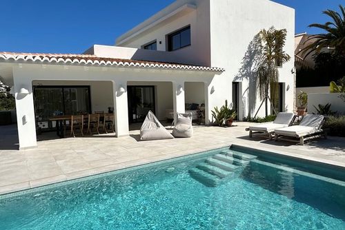Villa BeniBoson Belle et confortable villa de luxe à Benissa, Costa Blanca, Espagne, avec piscine privée pour 8 personnes. La villa est située dans un quartier côtier, vallonné et résidentiel, à proximité des restaurants et bars, boutiques et supermarchés, et à 2 km de la plage....