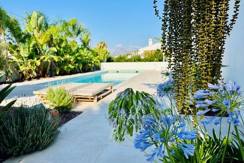 Villa BeniBoson Hermosa y cómoda villa de lujo en Benissa, Costa Blanca, España, con piscina privada para 8 personas. La villa está situada en una zona costera, montañosa y residencial, cerca de restaurantes y bares, tiendas y supermercados, y a 2 km de la playa....