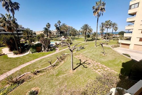 Playa Grande 85 by homeprive Hermoso y cómodo apartamento en Denia, Costa Blanca, España, con piscina comunitaria para 4 personas. El apartamento está situado en una zona residencial de playa, cerca de restaurantes y bares, tiendas y supermercados, y a solo 25 m de la playa....