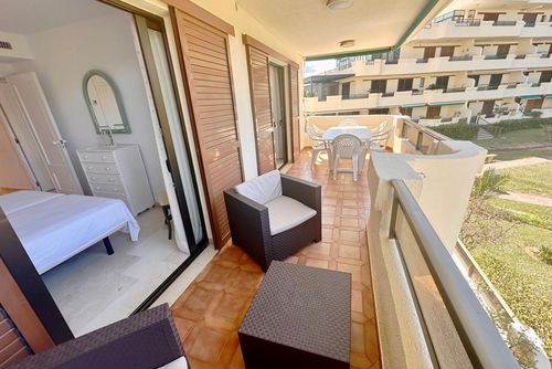 Playa Grande 85 by homeprive Hermoso y cómodo apartamento en Denia, Costa Blanca, España, con piscina comunitaria para 4 personas. El apartamento está situado en una zona residencial de playa, cerca de restaurantes y bares, tiendas y supermercados, y a solo 25 m de la playa....