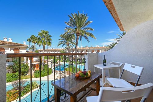 Bahia Azul Klassiek en comfortabel appartement met gemeenschappelijk zwembad in Dénia, Costa Blanca, Spanje voor 4 personen. Het appartement bevindt zich in een residentiële strandwijk, op 25 meter van het strand Els Molins en 25 meter van de Middellandse Zee....