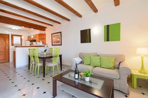 Bahia Azul Klassiek en comfortabel appartement in Denia, Costa Blanca, Spanje met gemeenschappelijk zwembad voor 4 personen. Het appartement is gelegen in een residentiële strandwijk, op 25 m van het strand Els Molins en 0,025 km van de Middellandse Zee....