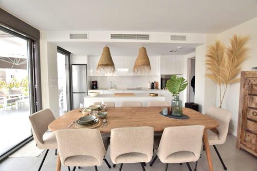 Casa Montemar Vacker lägenhet i Finestrat, Costa Blanca, Spanien med gemensam pool för 6 personer. Lägenheten ligger i en resort, i ett kustnära, bostadsområde med berg och är nära en tennisbana....