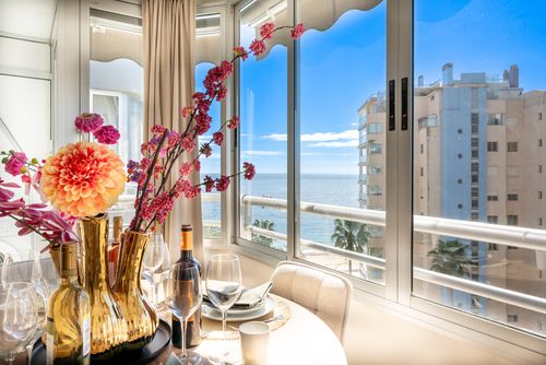 Aquamarina II  beachside Wunderschöne und luxuriöse Wohnung mit Gemeinschaftspool in Calpe, Costa Blanca, Spanien für 4 Personen. Die Wohnung befindet sich in einer Ferienanlage, in einem Wohnstrandgebiet, in der Nähe von Restaurants und Bars, Geschäften und Supermärkten, 25 m vom Strand Playa de la Fossa und 25 m vom Mittelmeer entfernt....