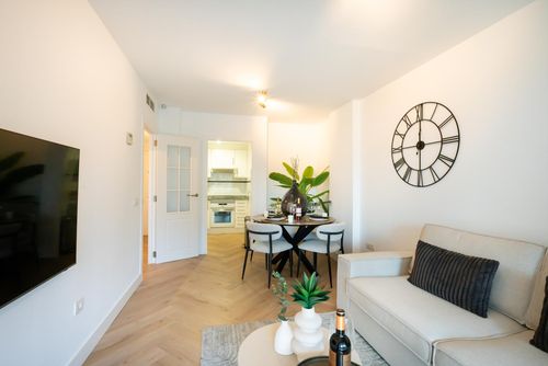 ApoloXIX between beach and harbour Schöne und luxuriöse Wohnung in Calpe, Costa Blanca, Spanien, mit Gemeinschaftspool für 4 Personen. Die Wohnung befindet sich in einem Wohnstrandgebiet, in der Nähe von Restaurants, Bars und Supermärkten, 1 km vom Strand Playa de la Fosa und 0,5 km vom Mittelmeer entfernt....