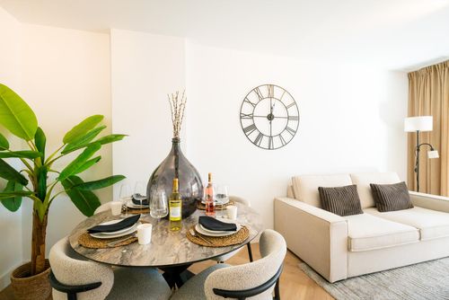 ApoloXIX between beach and harbour Hermoso y lujoso apartamento en Calpe, Costa Blanca, España, con piscina comunitaria para 4 personas. El apartamento está situado en una zona residencial de playa, cerca de restaurantes, bares y supermercados, a 1 km de la playa de la Fosa y a 0,5 km del Mar Mediterráneo....