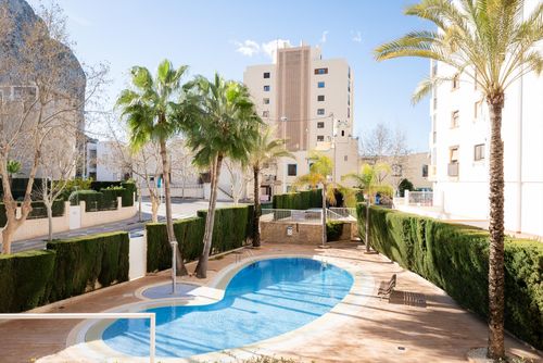 ApoloXIX between beach and harbour Hermoso y lujoso apartamento en Calpe, Costa Blanca, España, con piscina comunitaria para 4 personas. El apartamento está situado en una zona residencial de playa, cerca de restaurantes, bares y supermercados, a 1 km de la playa de la Fosa y a 0,5 km del Mar Mediterráneo....