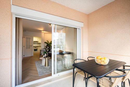 ApoloXIX between beach and harbour Beautiful and luxurious apartment in Calpe, Costa Blanca, Spain with communal pool for 4 persons. The apartment is situated in a residential beach area, close to restaurants, bars, and supermarkets, 1 km from Playa de la Fosa beach and 0....