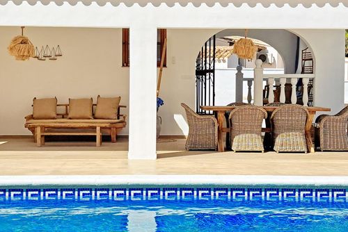 Villa Pequeño Sueño Wonderful and luxurious villa in Moraira, Costa Blanca, Spain with a private pool for 4 persons. The house is situated in a residential beach area and is 4 km from L'Ampolla Moraira beach....