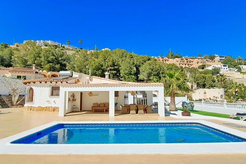 Villa Pequeño Sueño Superbe et luxueuse villa à Moraira, Costa Blanca, Espagne, avec une piscine privée pour 4 personnes. La maison est située dans un quartier résidentiel près de la plage et se trouve à 4 km de la plage de L'Ampolla Moraira....