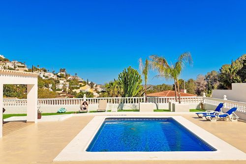Villa Pequeño Sueño Maravillosa y lujosa villa en Moraira, Costa Blanca, España, con piscina privada para 4 personas. La casa está situada en una zona residencial de playa y se encuentra a 4 km de la playa L'Ampolla Moraira....