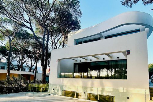 Gatan Moderna y lujosa villa con piscina privada en Chiclana de la Frontera, Costa de la Luz, España, para 6 personas. La villa está situada en una zona residencial de playa, cerca de un campo de golf, restaurantes y bares, tiendas y supermercados, a 2 km de la playa de La Barrosa y a 7 km de La Barrosa....