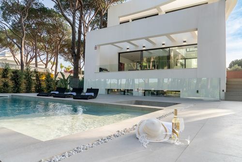Gatan Villa moderne et luxueuse avec piscine privée à Chiclana de la Frontera, Costa de la Luz, Espagne, pour 6 personnes. La villa est située dans une zone résidentielle proche de la plage, à proximité d'un parcours de golf, de restaurants et de bars, de magasins et de supermarchés, à 2 km de la plage de La Barrosa et à 7 km de La Barrosa....