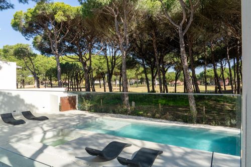 Gatan Moderne und luxuriöse Villa mit privatem Pool in Chiclana de la Frontera, Costa de la Luz, Spanien, für 6 Personen. Die Villa befindet sich in einem Wohngebiet nahe dem Strand, in der Nähe eines Golfplatzes, Restaurants und Bars, Geschäften und Supermärkten, 2 km vom Strand La Barrosa und 7 km von La Barrosa entfernt....