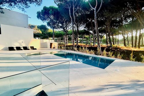 Gatan Moderne und luxuriöse Villa mit privatem Pool in Chiclana de la Frontera, Costa de la Luz, Spanien für 6 Personen. Die Villa befindet sich in einem Wohngebiet in Strandnähe, nahe einem Golfplatz, Restaurants und Bars, Geschäften und Supermärkten, 2 km vom Strand La Barrosa und 7 km von La Barrosa entfernt....