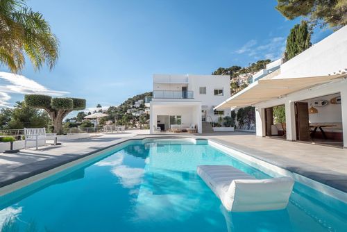 El Panorama 6 pax Modern and comfortable villa in Moraira, Costa Blanca, Spain with heated pool for 6 people. The house is situated in a hilly and residential area and is 4 km from L'Ampolla Beach....