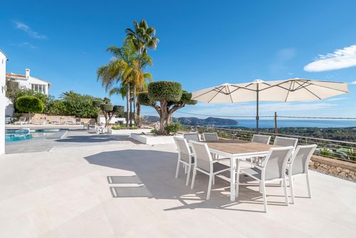 El Panorama 6 pax Villa moderne et confortable à Moraira, Costa Blanca, Espagne avec piscine chauffée pour 6 personnes. La maison est située dans un quartier résidentiel vallonné, à 4 km de la plage de L'Ampolla....