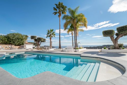El Panorama 6 pax Moderne en comfortabele villa in Moraira, Costa Blanca, Spanje met verwarmd zwembad voor 6 personen. Het huis ligt in een heuvelachtig en residentieel gebied en is 4 km van L'Ampolla Strand....
