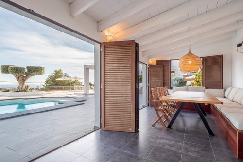 El Panorama 6 pax Moderna y cómoda villa con piscina climatizada en Moraira, Costa Blanca, España, para 6 personas. La casa está situada en una zona residencial y con colinas, a 4 km de la Playa de L'Ampolla....
