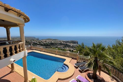 Villa Karina Grote en klassieke villa met privézwembad in Benitachell, Costa Blanca, Spanje voor 6 personen. Het huis is gelegen in een kustachtige, heuvelachtige en residentiële omgeving....