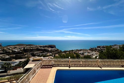 Villa Karina Grote en klassieke villa met privézwembad in Benitachell, Costa Blanca, Spanje voor 6 personen. Het huis is gelegen in een kustachtige, heuvelachtige en residentiële omgeving....