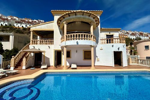 Villa Karina Grote en klassieke villa met privézwembad in Benitachell, Costa Blanca, Spanje voor 6 personen. Het huis is gelegen in een kustachtige, heuvelachtige en residentiële omgeving....