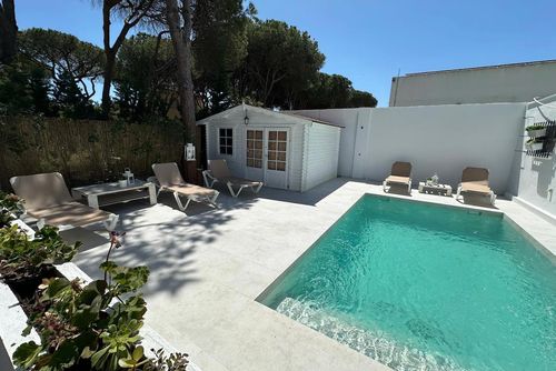 Los Espejos Villa clásica y cómoda con piscina privada en Chiclana de la Frontera, Costa de la Luz, España, para 9 personas. La casa se encuentra en una zona residencial de playa, cerca de restaurantes y bares, tiendas y supermercados, y a 500 m de la playa de La Barrosa....