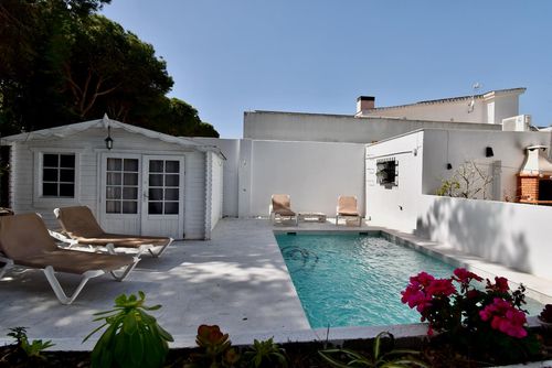 Los Espejos Klassische und komfortable Villa mit privatem Pool in Chiclana de la Frontera, Costa de la Luz, Spanien für 9 Personen. Das Haus befindet sich in einem Wohngebiet nahe dem Strand, in der Nähe von Restaurants und Bars, Geschäften und Supermärkten, und nur 500 m vom Strand La Barrosa entfernt....