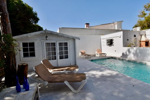 Los Espejos Classic and comfortable villa with private pool in Chiclana de la Frontera, Costa de la Luz, Spain for 9 persons. The house is situated in a residential beach area, close to restaurants and bars, shops and supermarkets, 500 metres from La Barrosa beach and 7 kilometres from Chiclana....