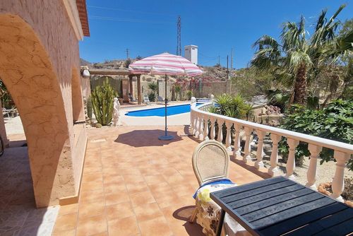 Villa Rojas Delrie Schönes und romantisches Ferienhaus in den Höhlen von Almanzora, Andalusien, Spanien mit privatem Pool für 10 Personen. Das Haus liegt in einer ländlichen, bergigen und küstennahen Gegend....