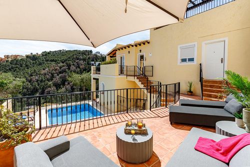 Altea Buganvillas Maravillosa y encantadora casa de vacaciones con piscina privada en Altea, Costa Blanca, España, para 6 personas. La casa está situada en una zona montañosa y urbana, ubicada a 5 km de Altea la Vieja....
