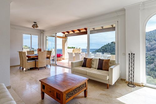 Altea Buganvillas Maravillosa y encantadora casa de vacaciones con piscina privada en Altea, Costa Blanca, España, para 6 personas. La casa está situada en una zona urbana y montañosa, a 5 km de Altea la Vieja....