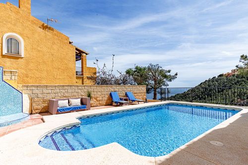 Altea Buganvillas Magnifique et charmante maison de vacances avec piscine privée à Altea, Costa Blanca, Espagne, pour 6 personnes. La maison est située dans un quartier vallonné et urbain, à 5 km d'Altea la Vieja....